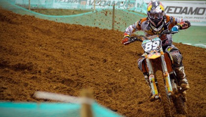 -传奇后辈：新生代球员挑战历史纪录引发热议，传奇后场球员