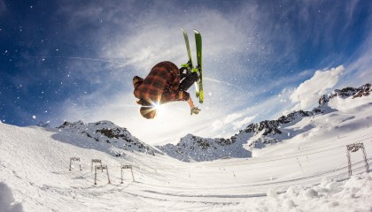 kaiyun-逆境中的“英雄队长”：带伤坚持，逆风翻盘，英雄队队员